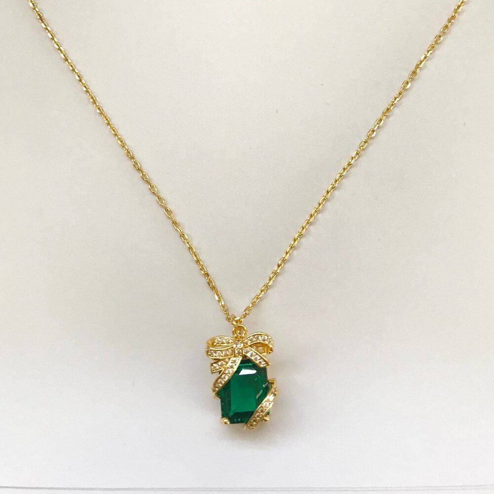 Kate Spade  Gold Tone Emerald Green CZ Present Pendant Short Necklace